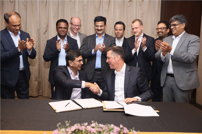 Rajesh Jejurikar and Thomas Schmall signing the partnering agreement.